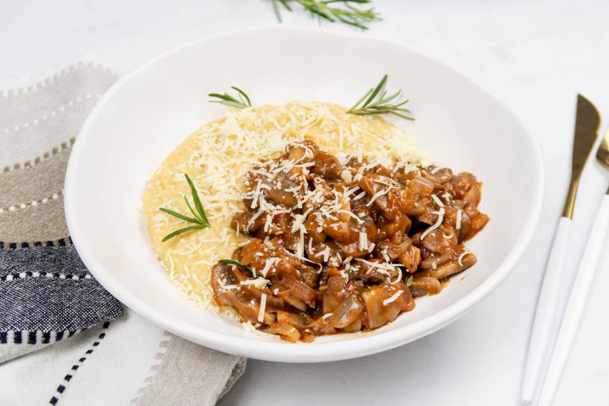 Polenta Cremosa com Ragu de Cogumelos